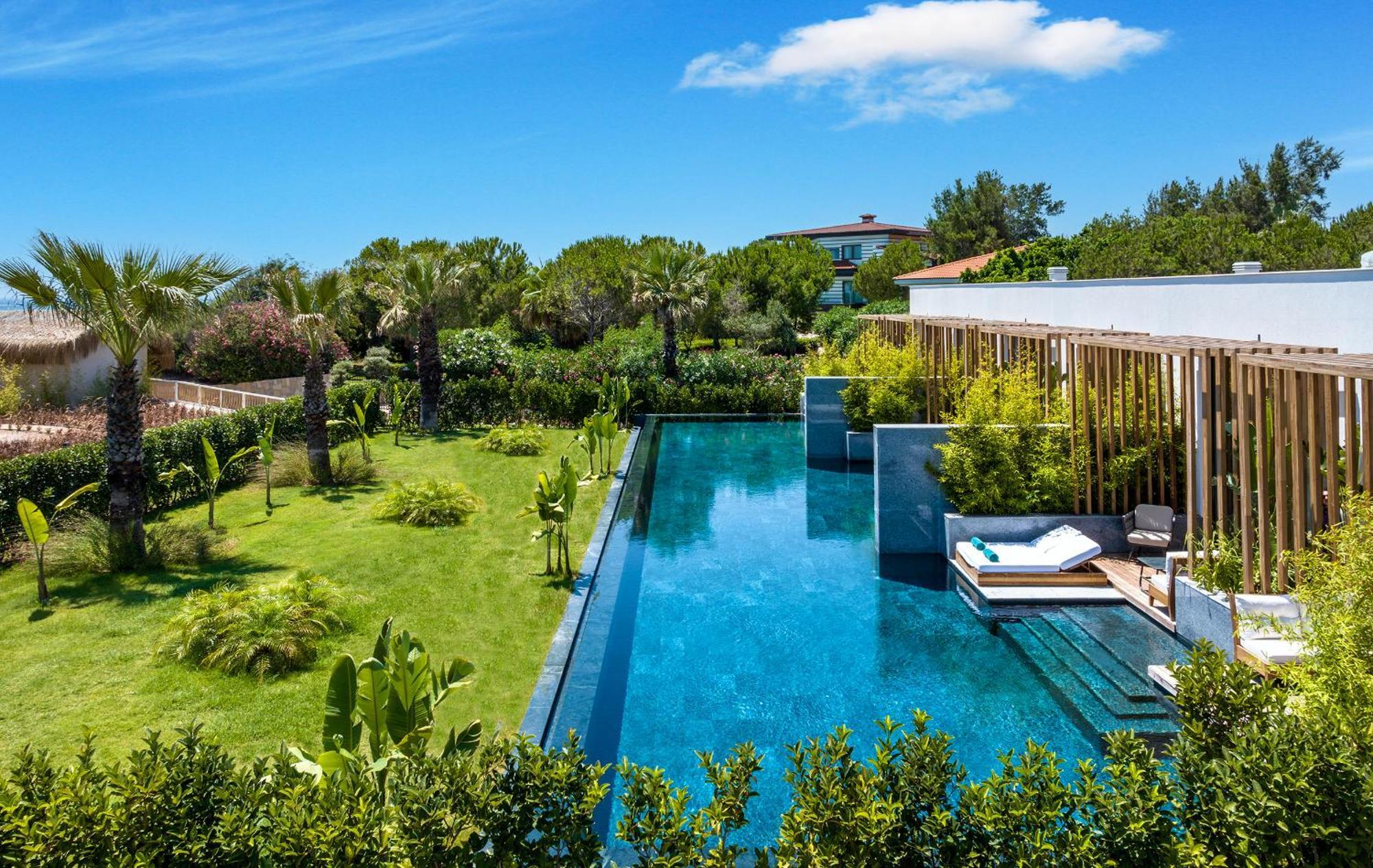 塞壬尼贝莱克酒店 外观 照片 The private pool of a villa at Amanzoega